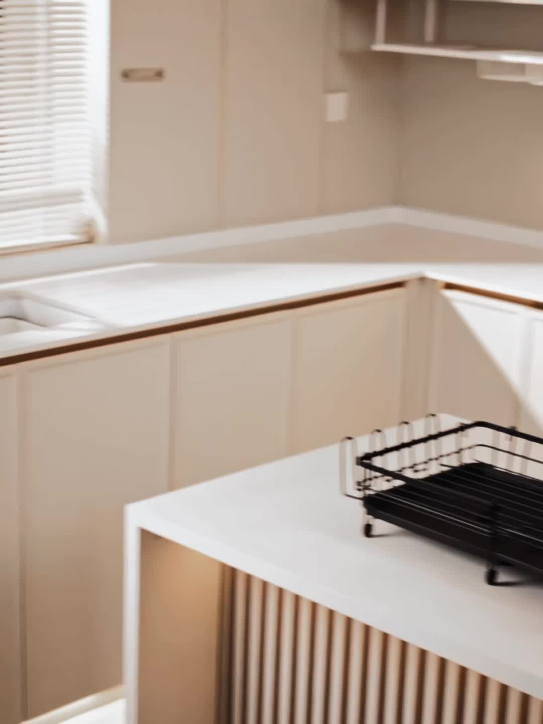 A Retractable Metal Bowl And Plate Rack for The Kitchen Countertop, Designed for Draining And Drying Dishes. This Expandable Storage Rack Fits Beside The Kitchen Sink And Includes a Cutting Board Holder, Cutlery Holder, And Cup Holder